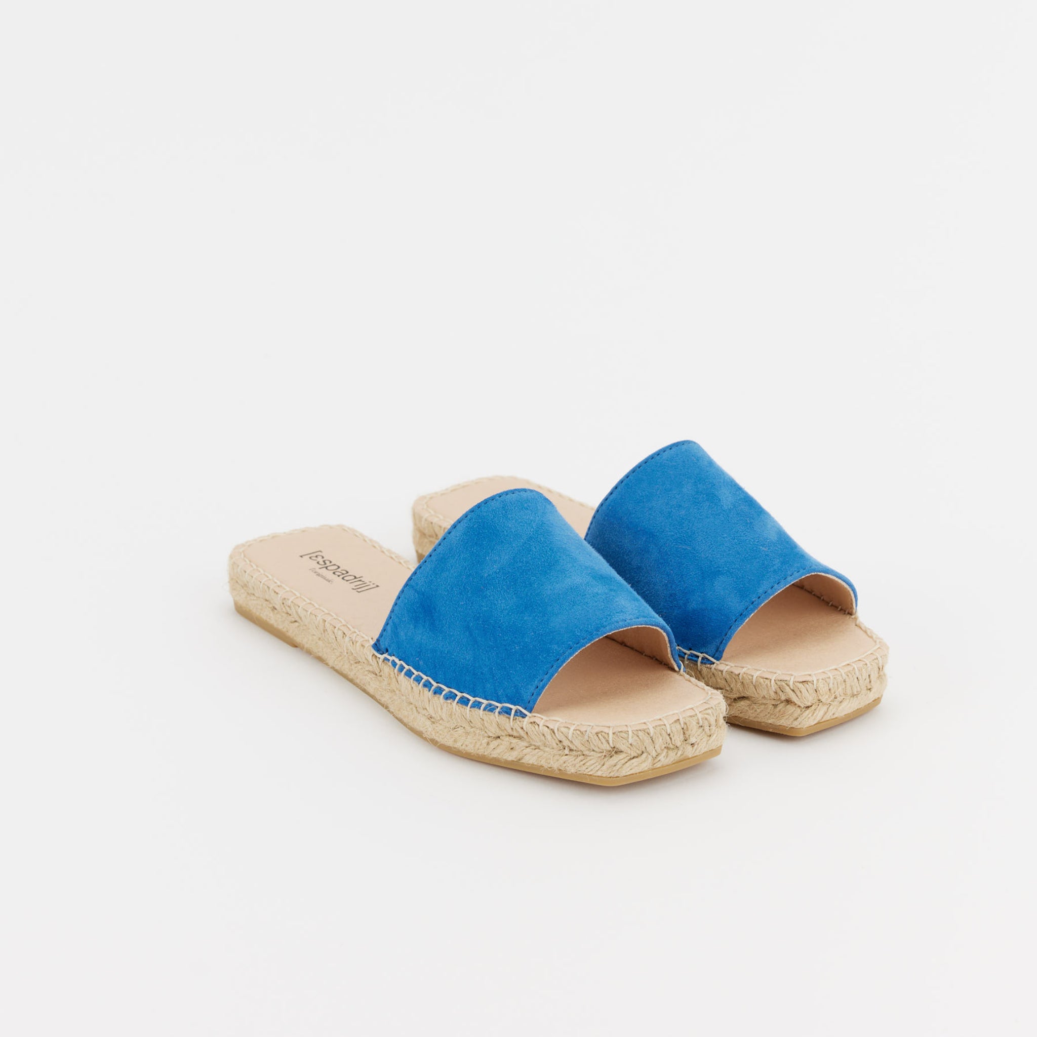 Blaue Espadrille-Pantoletten mit geflochtener Sohle auf weißem Hintergrund.