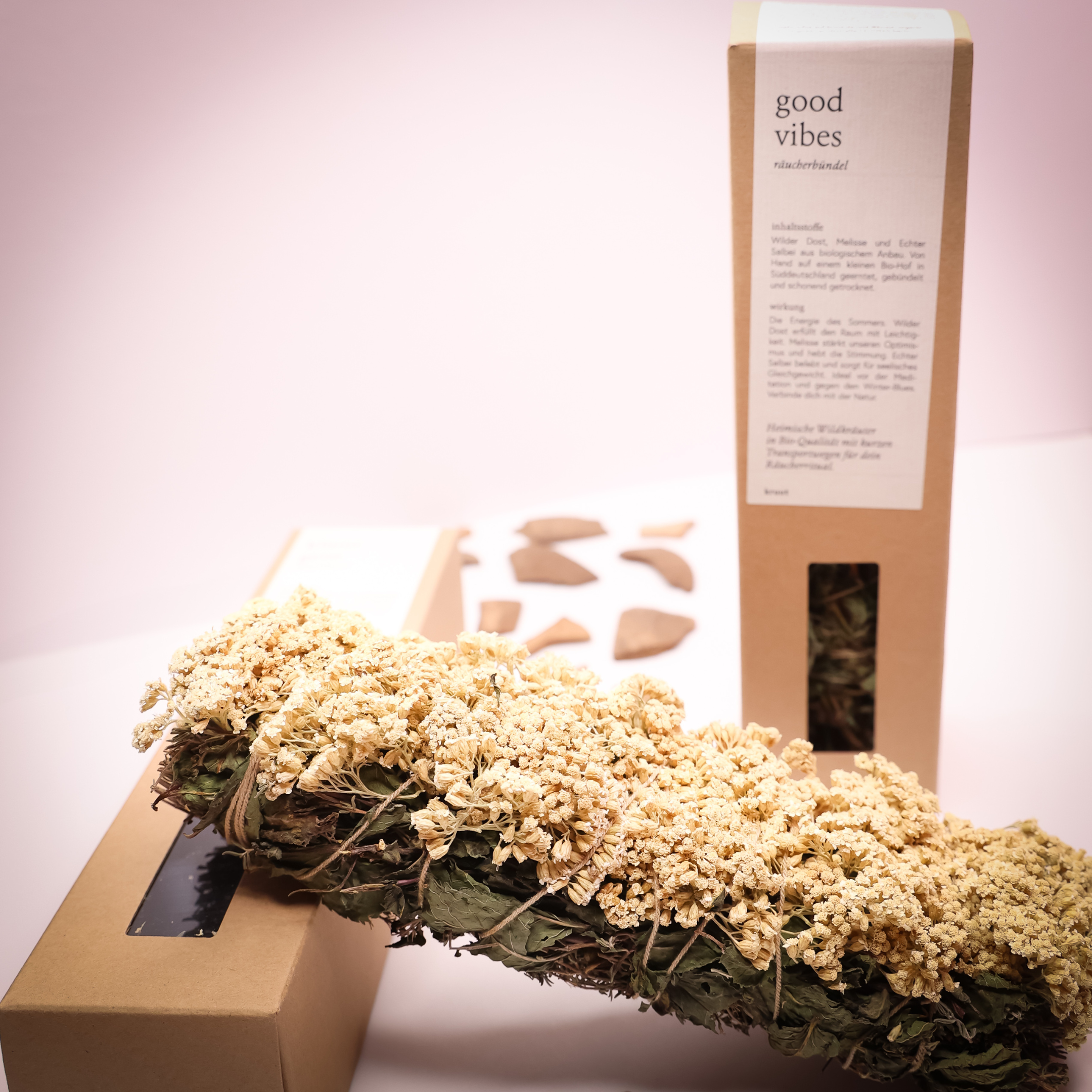 Verpackung von "Good Vibes" Räucherwerk mit getrockneten Blumen und Blättern auf einem hellen Hintergrund.
