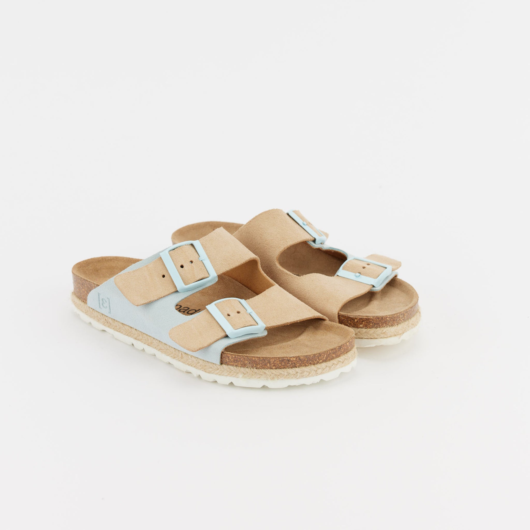 Ein Paar beige Sandalen mit hellblauen Schnallen und weißen Sohlen auf weißem Hintergrund.