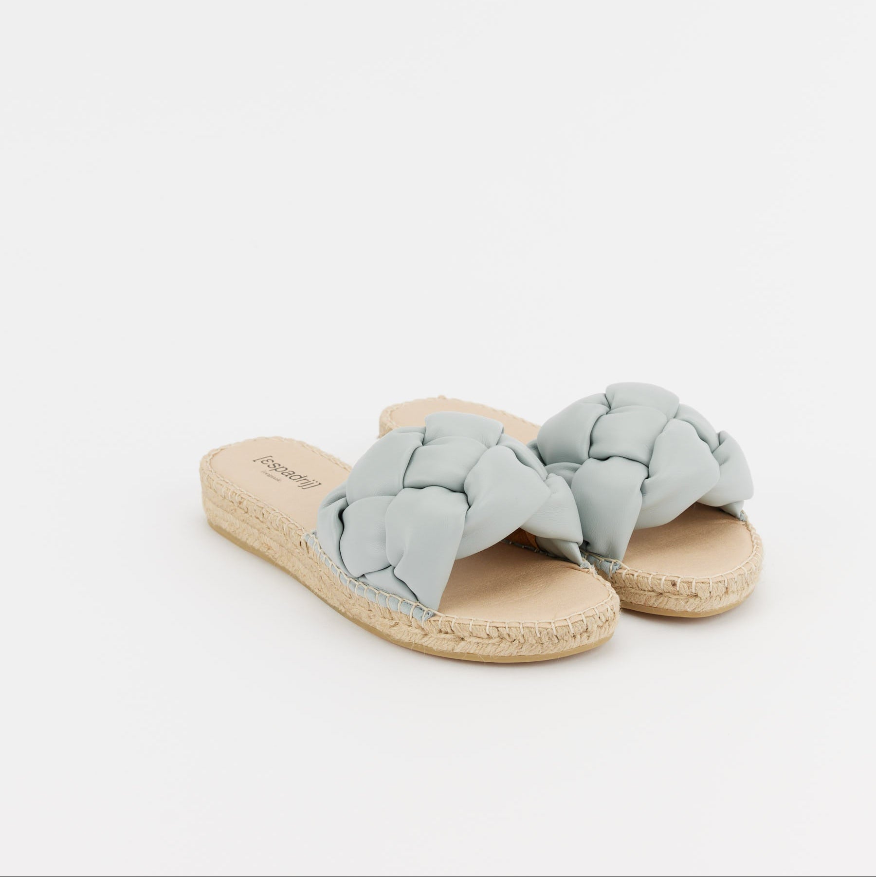 Geflochtene Sandalen mit hellblauem Oberteil und geflochtener Sohle auf weißem Hintergrund.