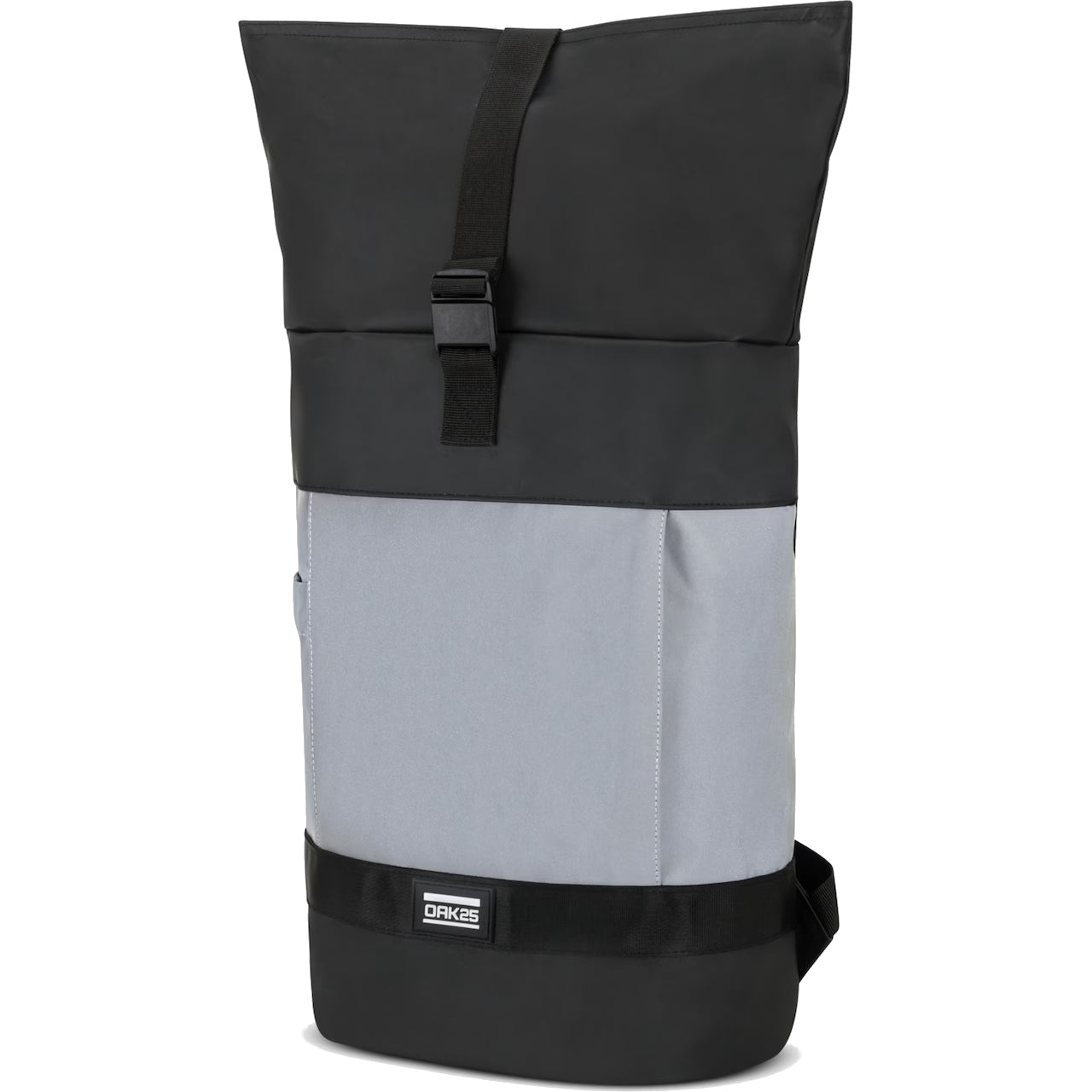 Zweifarbiger Rucksack mit hellgrauer unterer und schwarzer oberer Hälfte, Rollverschluss mit schwarzem Schnallenriemen und einem kleinen rechteckigen Logoaufnäher am Boden.