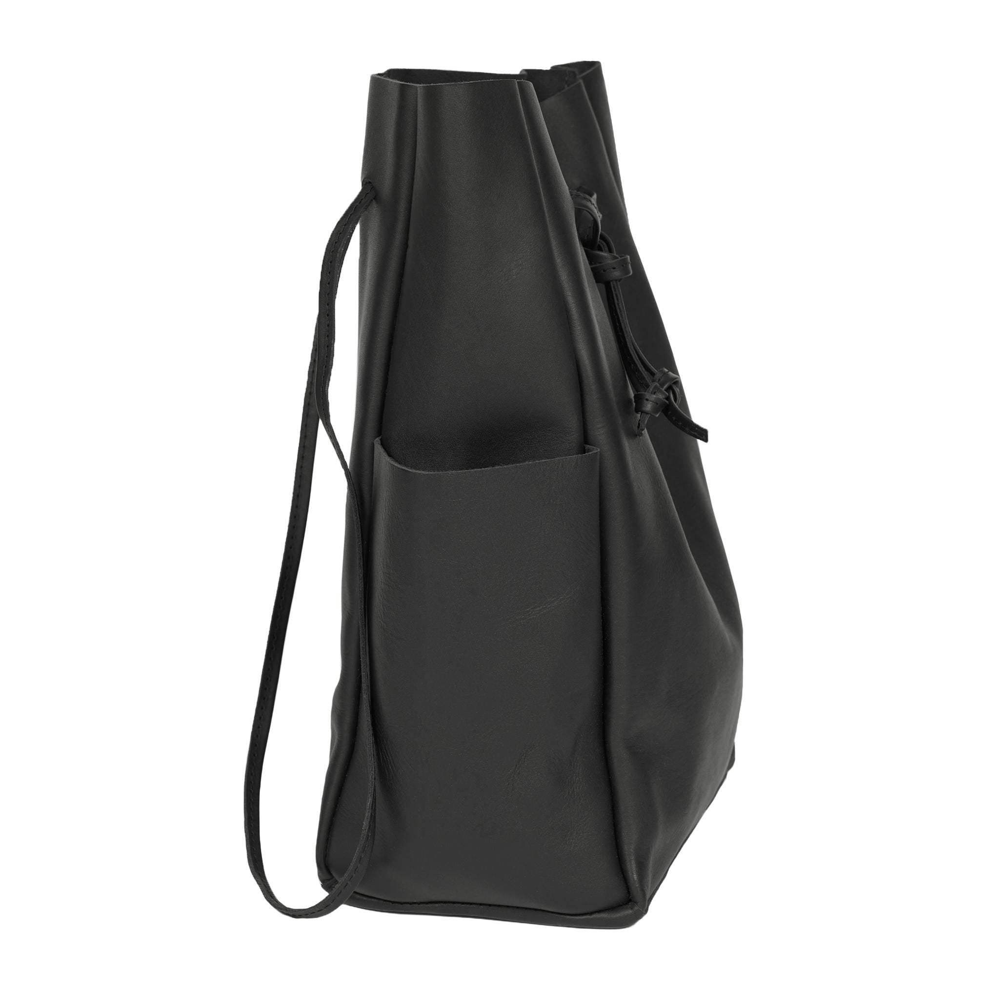 Seitenansicht einer schwarzen Ledertasche mit langem Schulterriemen, einer Außentasche und Kordelzugverschluss.