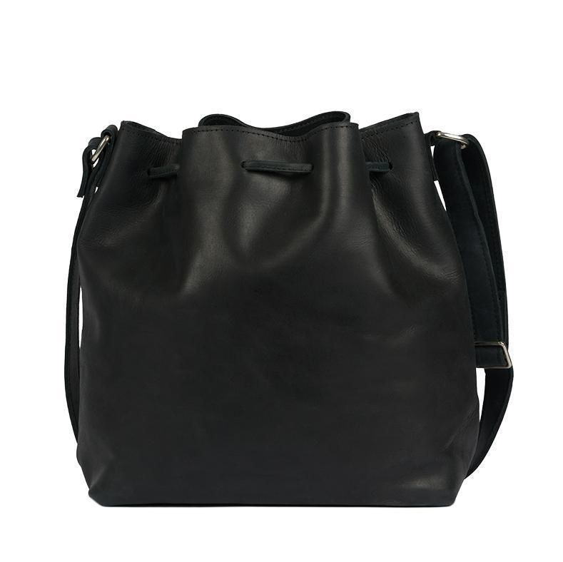 Schwarze Eimertasche aus Leder mit Kordelzugverschluss und verstellbarem Schulterriemen, abgebildet auf weißem Hintergrund.
