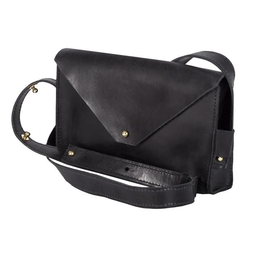 Schwarze Crossbody-Tasche aus Leder mit einem Überschlag, der mit einem goldenen Knopf geschlossen wird, einem langen verstellbaren Riemen und einem minimalistischen Design.