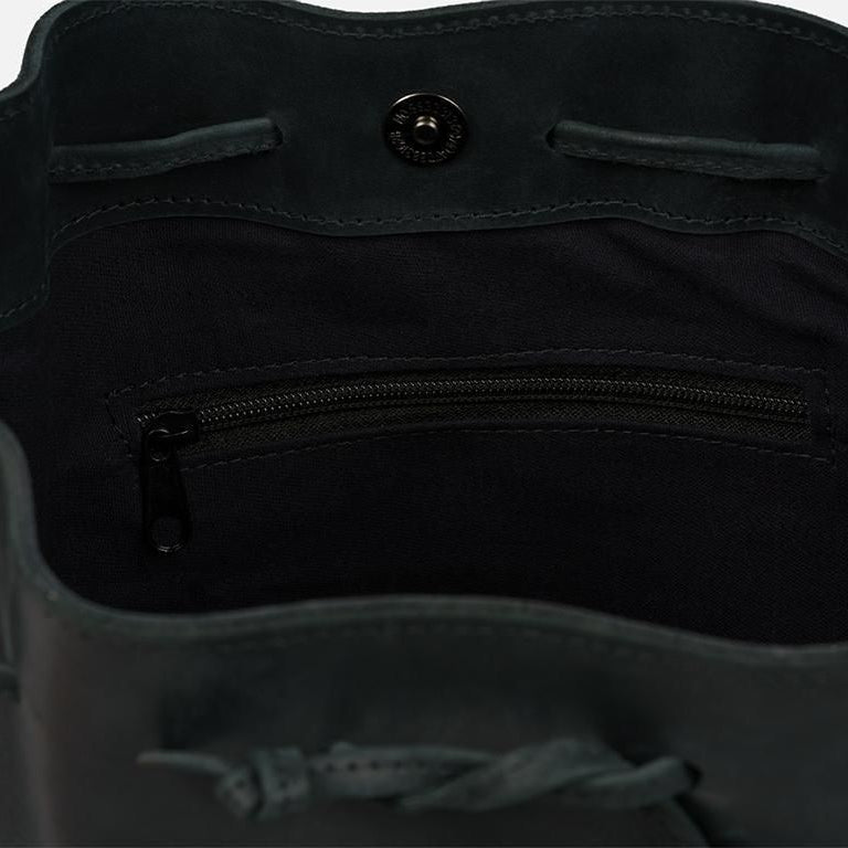 Die Abbildung zeigt das Innere einer dunkel gefärbten Ledertasche mit schwarzem Stofffutter und einer Reißverschlusstasche. Oben an der Tasche befindet sich ein Druckknopfverschluss.