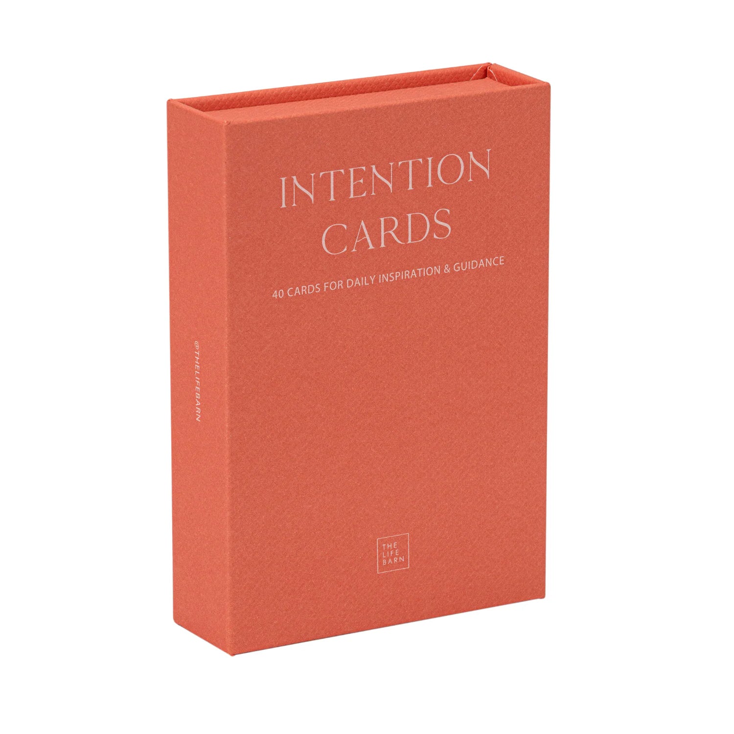 Eine rote Schachtel mit der Aufschrift "Intention Cards" und dem Untertitel "40 Karten für tägliche Inspiration und Orientierung" in weißer Schrift. Die Schachtel steht aufrecht auf einem weißen Hintergrund.