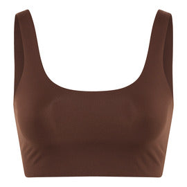 Braunes, ärmelloses Crop-Top mit breiten Schulterträgern und Rundhalsausschnitt auf einfarbig weißem Hintergrund.
