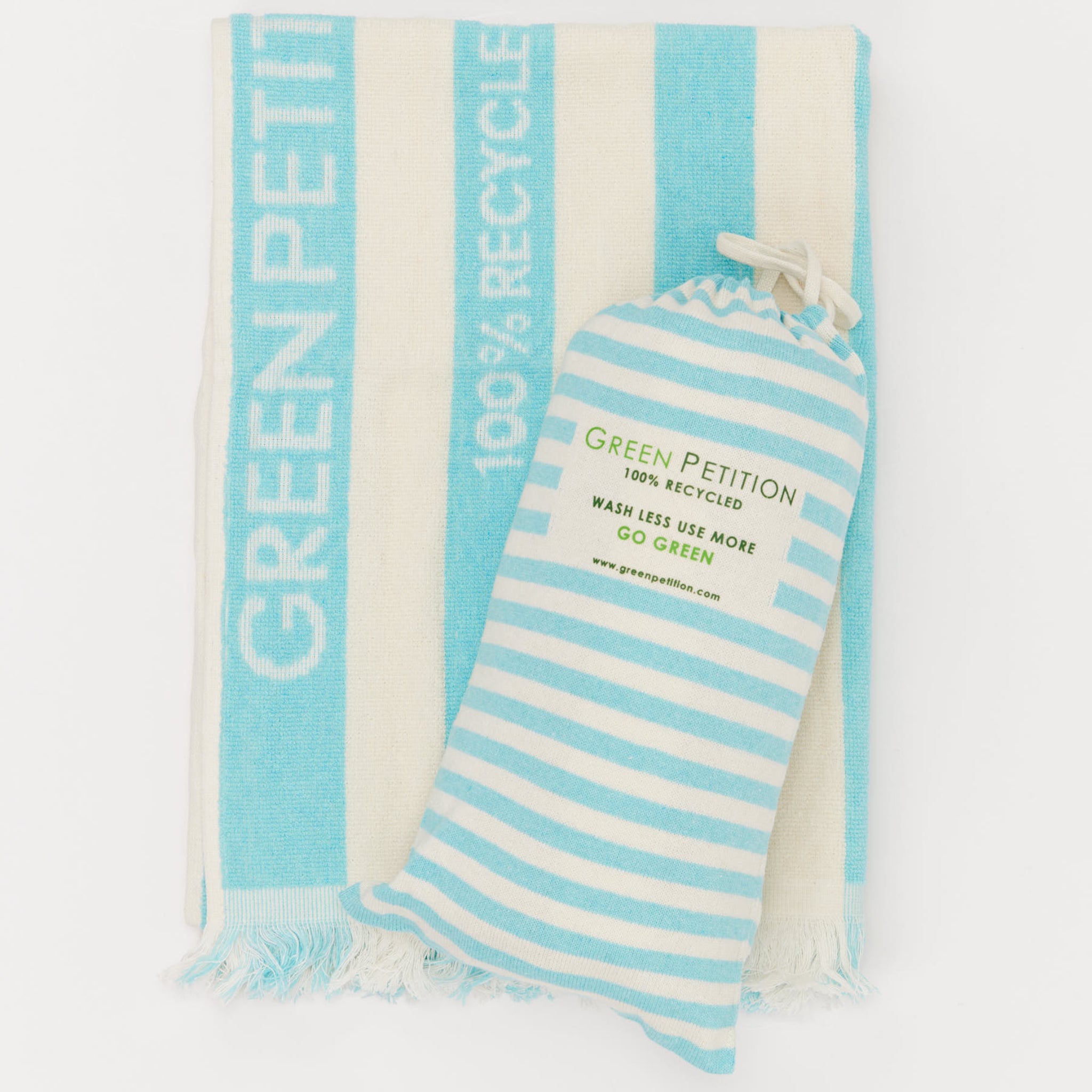 Gestreiftes Handtuch und passender Beutel, beide in Türkis und Weiß, mit Umweltbotschaften bedruckt.