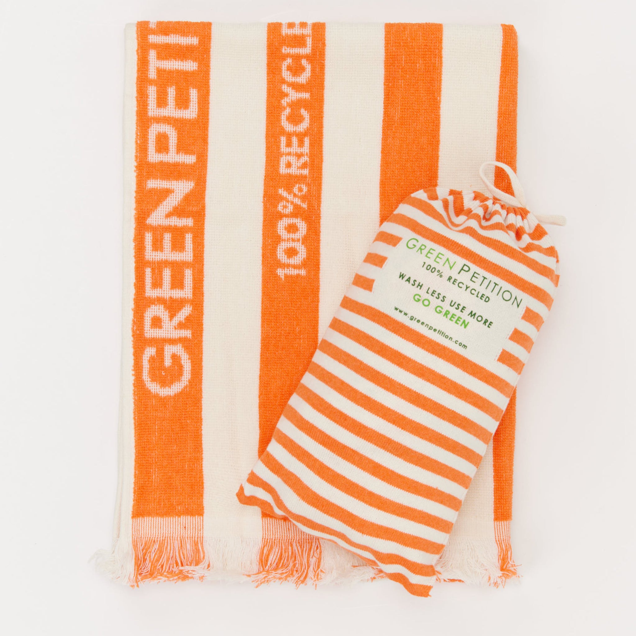 Gestreiftes orange-weißes Handtuch und passender Beutel, beide mit "Green Petition 100% Recycled" beschriftet.