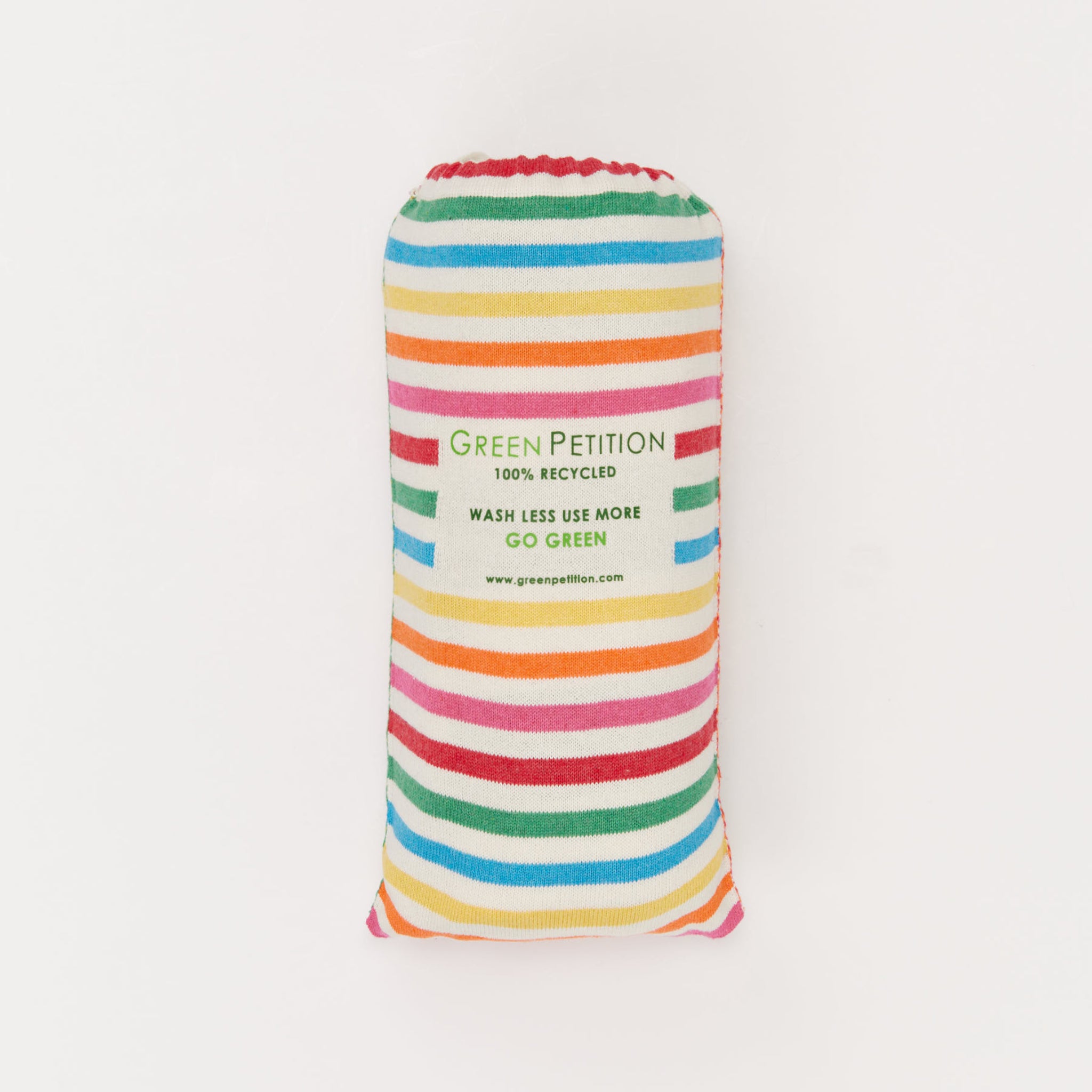Bunte, gestreifte Verpackung mit Logo von "Green Petition", 100% recycelt, und dem Slogan "Weniger waschen, mehr nutzen".