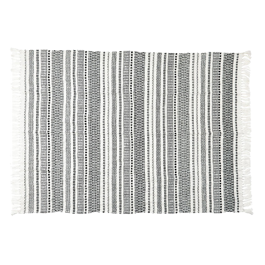 Ein rechteckiger Webteppich mit schwarzen und weißen Querstreifen, verschiedenen geometrischen Mustern und kleinen Fransen an den kürzeren Kanten.