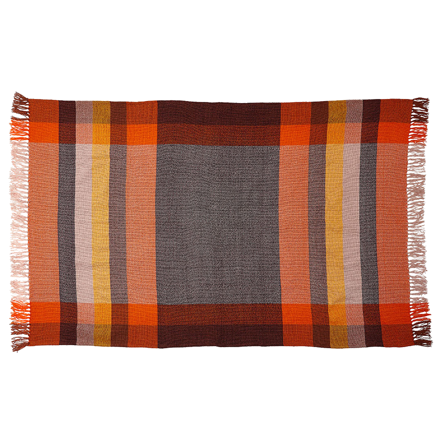 Eine gewebte Decke mit einem Schachbrettmuster in Orange-, Braun-, Gelb- und Grautönen und mit Fransen an den kürzeren Seiten.