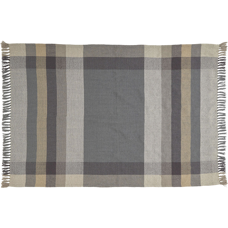 Ein rechteckiger, karierter Teppich in Grau-, Beige- und Off-White-Tönen mit Fransen an den kürzeren Seiten.