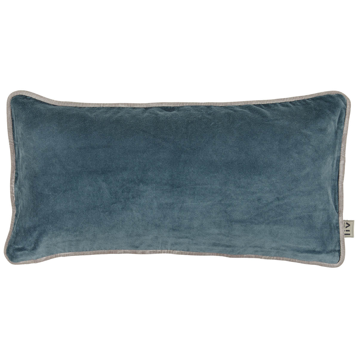 Ein rechteckiges, blaues Samtkissen mit hellgrauer Paspelierung an den Rändern und einem kleinen Stoffanhänger auf einer Seite auf weißem Hintergrund.