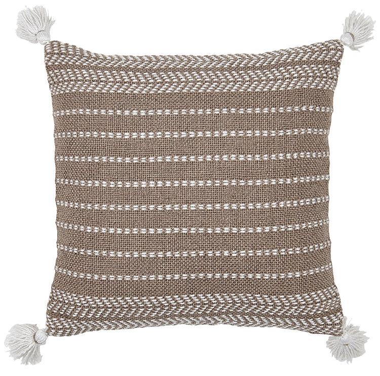 Quadratisches Dekokissen mit braunem und weißem Webmuster, mit horizontalen Streifen und Chevron-Bordüren. Jede Ecke ist mit einer weißen Quaste verziert. Der Hintergrund ist einfarbig weiß.