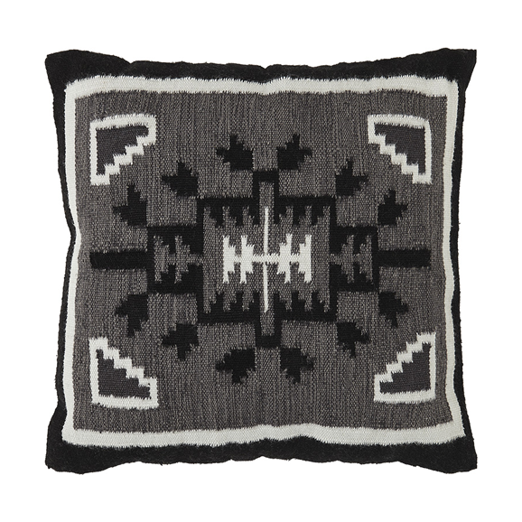 Quadratisches Kissen mit schwarzem, grauem und weißem geometrischem Muster im Südwest-Stil, mit symmetrischen Mustern und Randakzenten auf einem gewebten Stoff.