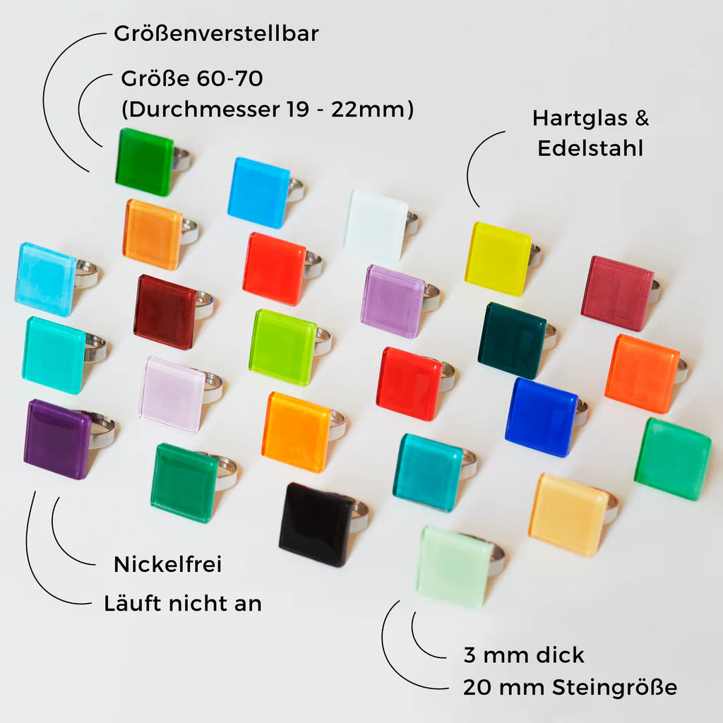 Eine Kollektion von bunten, quadratischen Ringen, die in Reihen auf weißem Hintergrund angeordnet sind, mit deutschem Text, der Merkmale wie Größenverstellbarkeit, nickelfrei, nicht anlaufend, echtes Glas und Edelstahl, 3 mm Dicke und 20 mm Steingröße hervorhebt.