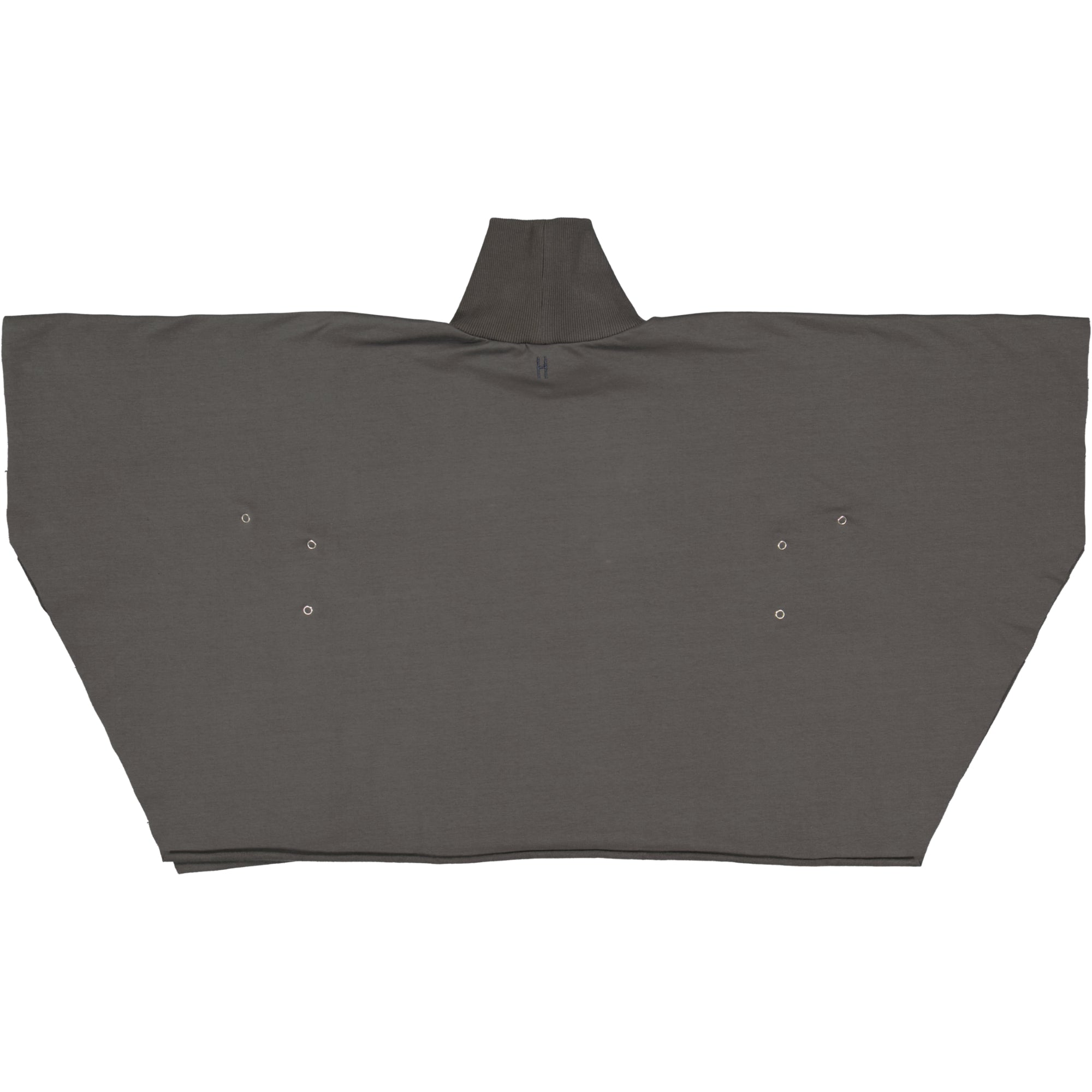 Ein flaches Bild eines weiten, anthrazitfarbenen Kleidungsstücks mit kurzem, aufrechtem Kragen, locker sitzenden Ärmeln und kleinen Metallösen auf jeder Seite. Das Kleidungsstück ähnelt einem modernen Poncho oder Kittel.