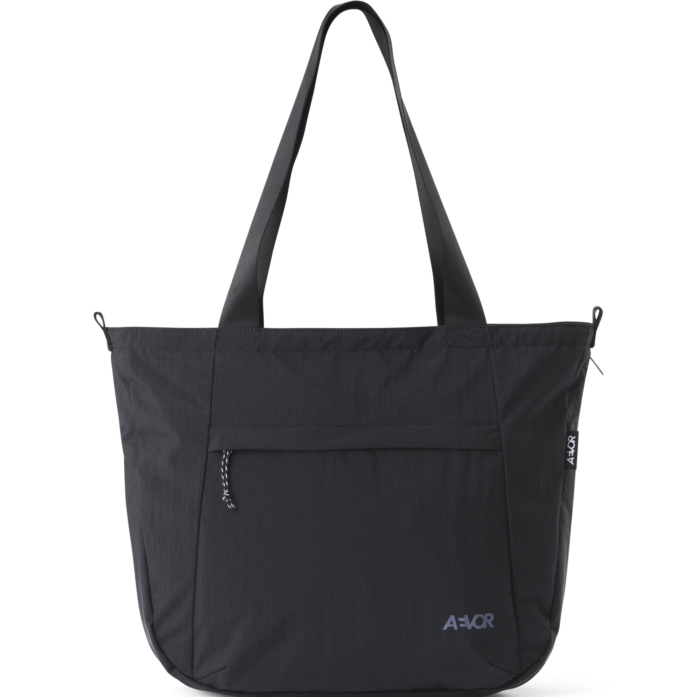 Eine schwarze Tragetasche mit zwei langen Henkeln, einer Reißverschlusstasche auf der Vorderseite und einem kleinen AVOR-Logo in weißer Farbe in der unteren rechten Ecke auf der Vorderseite. Die Tasche hat ein minimalistisches und funktionelles Design.