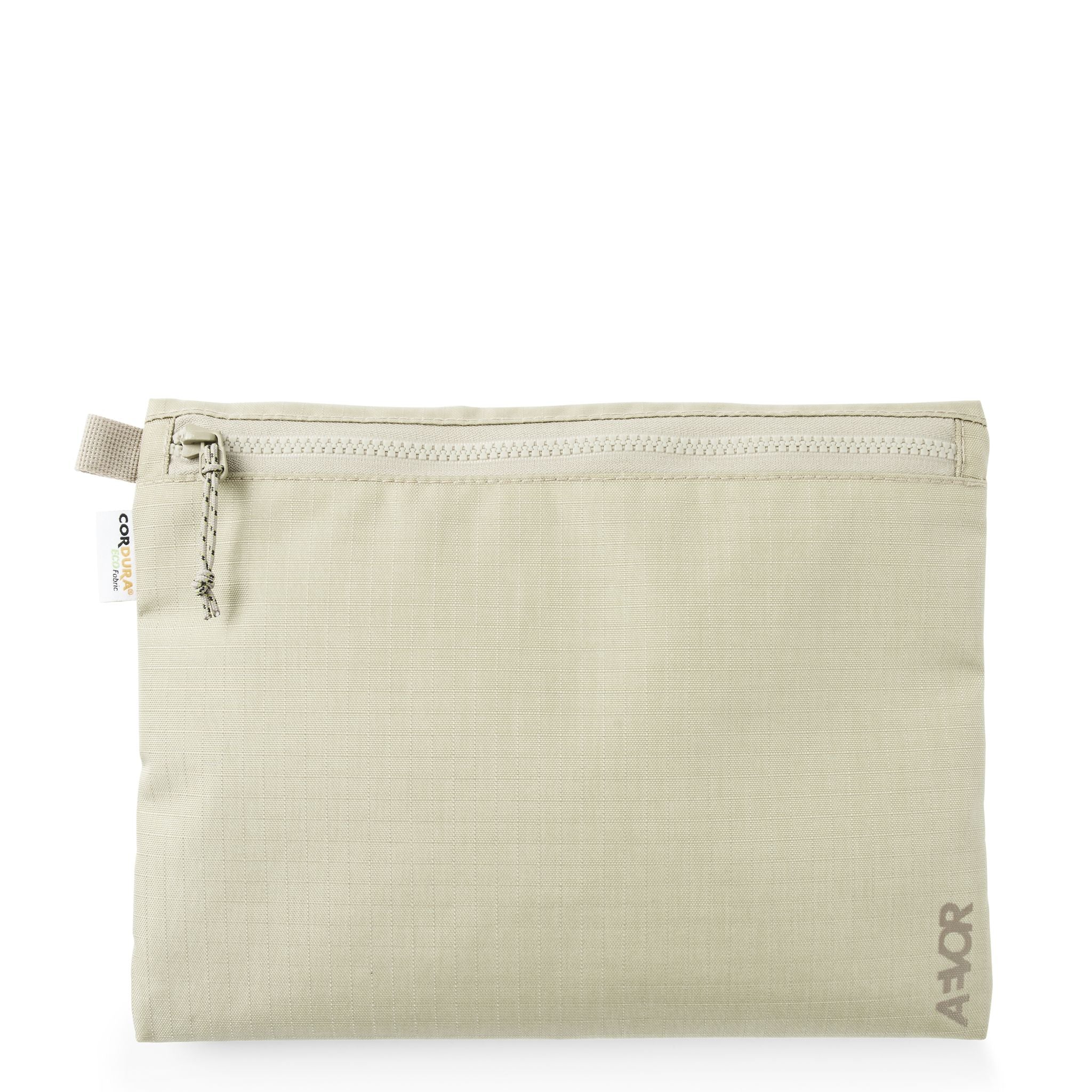 Beige Tasche mit Reißverschluss und kleinem Etikett an der Seite, auf weißem Hintergrund.