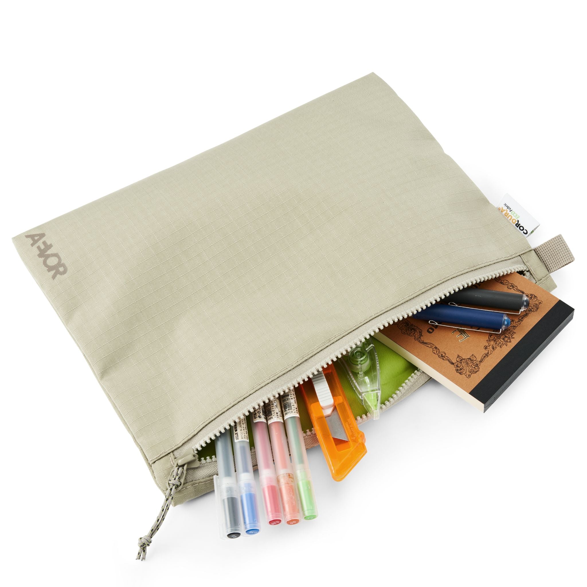 Beige Federmäppchen mit geöffnetem Reißverschluss, gefüllt mit bunten Stiften, einem Notizbuch und anderen Schreibwaren.