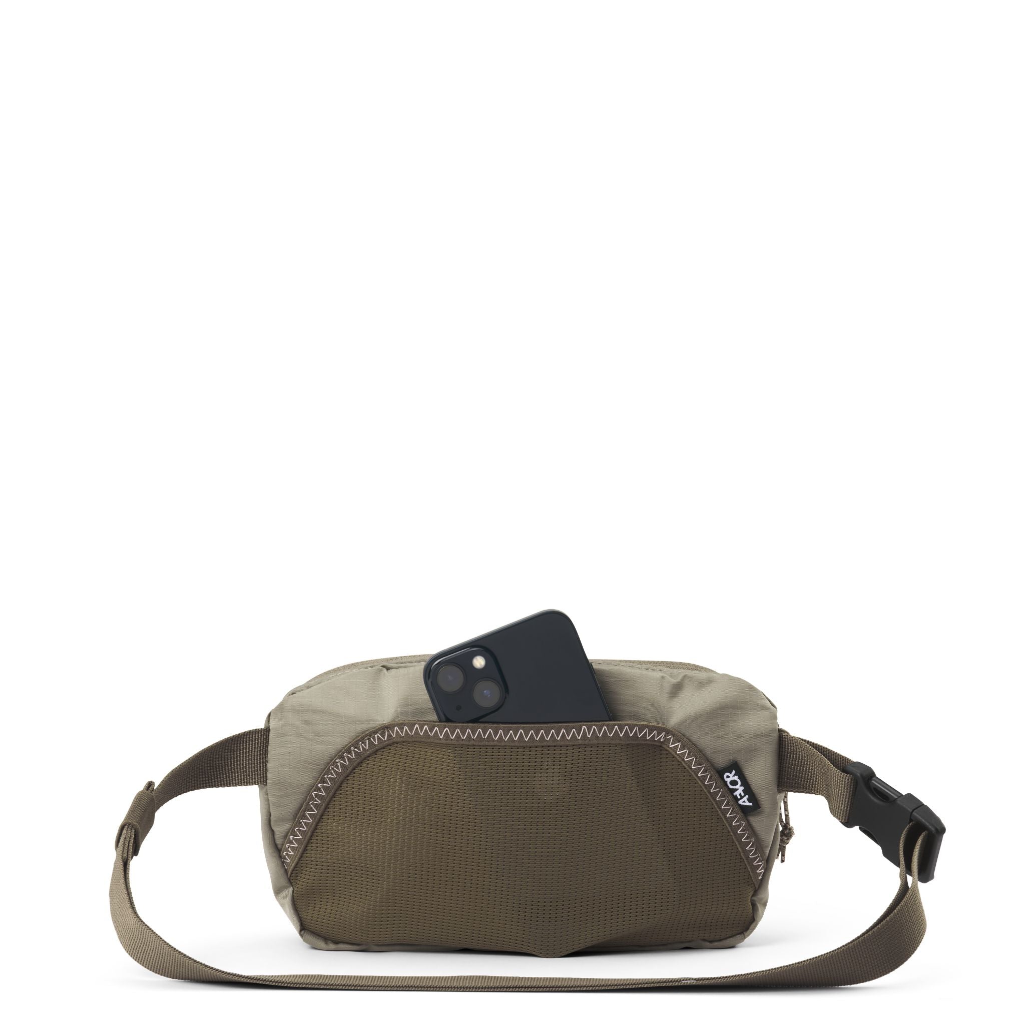 Beige Gürteltasche mit vorderer Tasche und einem schwarzen Smartphone, das oben aus der Tasche herausragt.