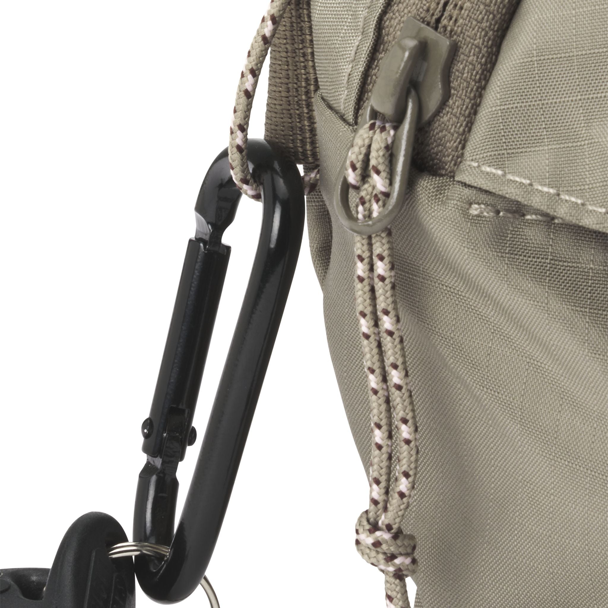 Ein schwarzer Karabinerhaken ist an einer beige Tasche mit Kordelzug befestigt.