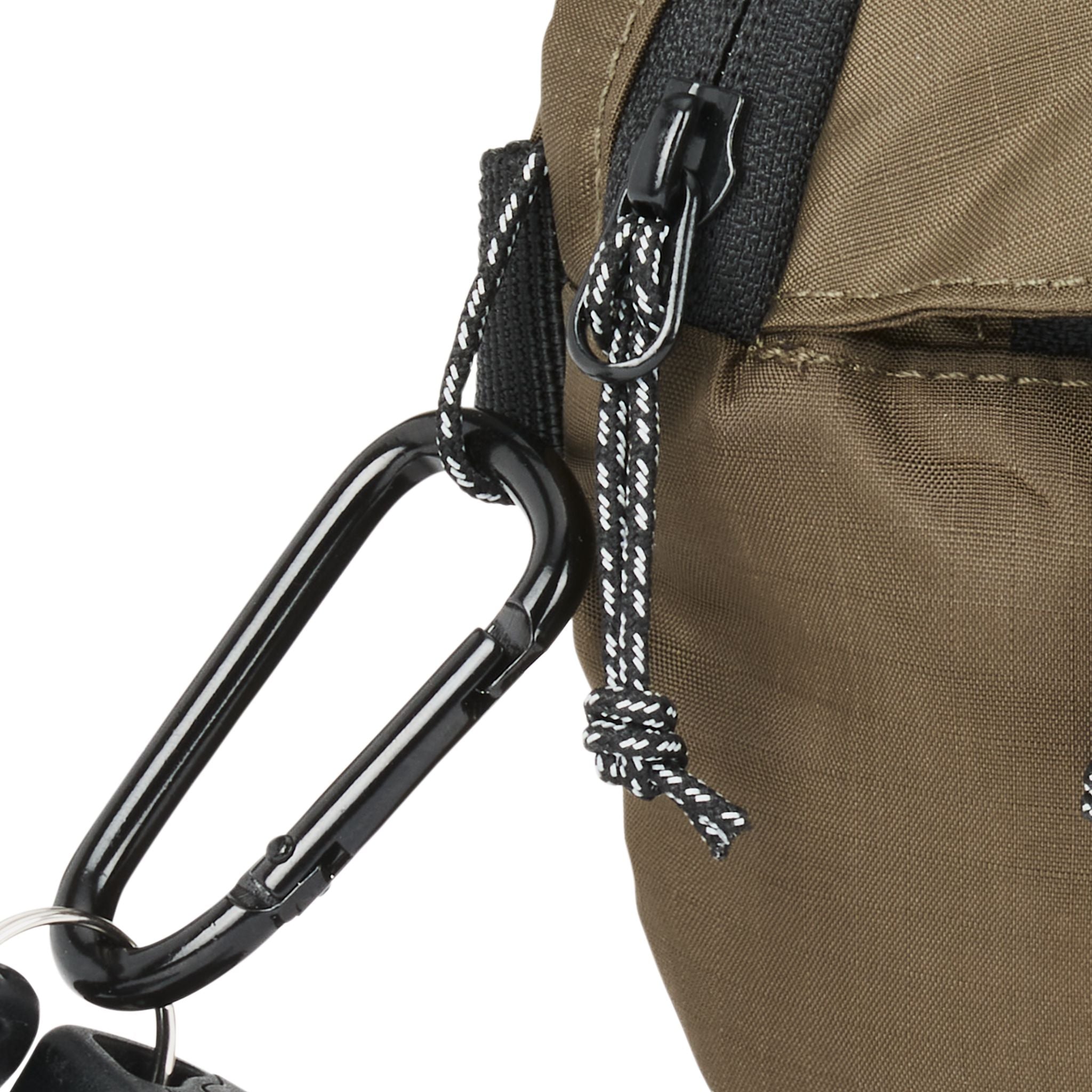 Nahaufnahme eines braunen Rucksacks mit einem schwarzen Karabinerhaken, der an einer Schlaufe befestigt ist.