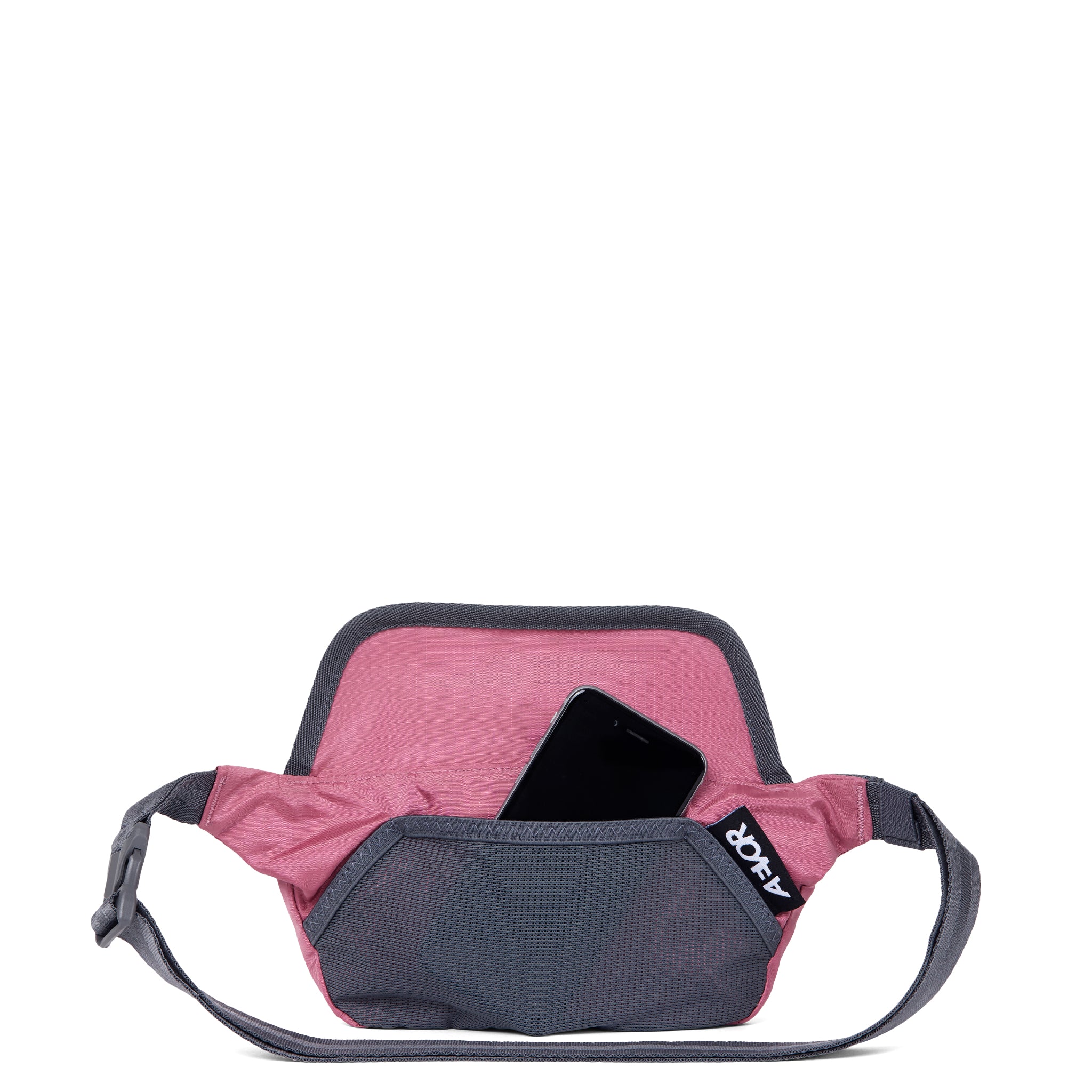 Eine rosa-graue Hüfttasche mit offener Klappe, die in einem der Fächer ein schwarzes Smartphone offenbart. Die Tasche hat einen verstellbaren Riemen und ein Logo-Tag auf der Vorderseite.