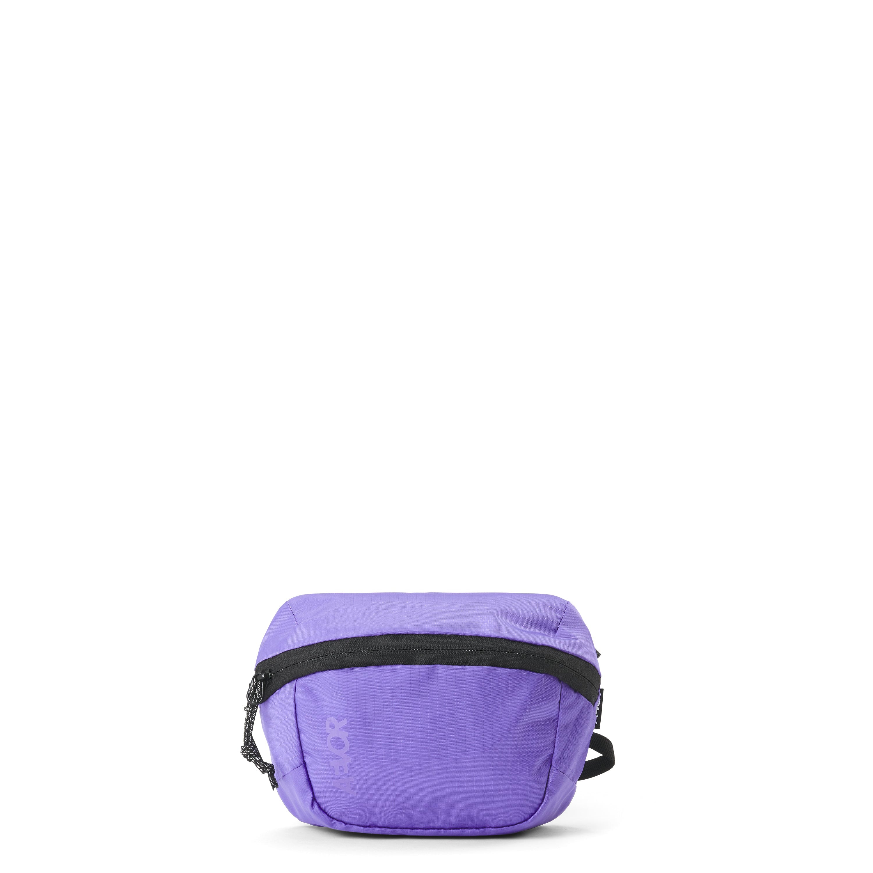 Eine kleine, rechteckige, lila Tasche mit schwarzem Reißverschluss und verstellbarem Riemen vor einem schlichten weißen Hintergrund.