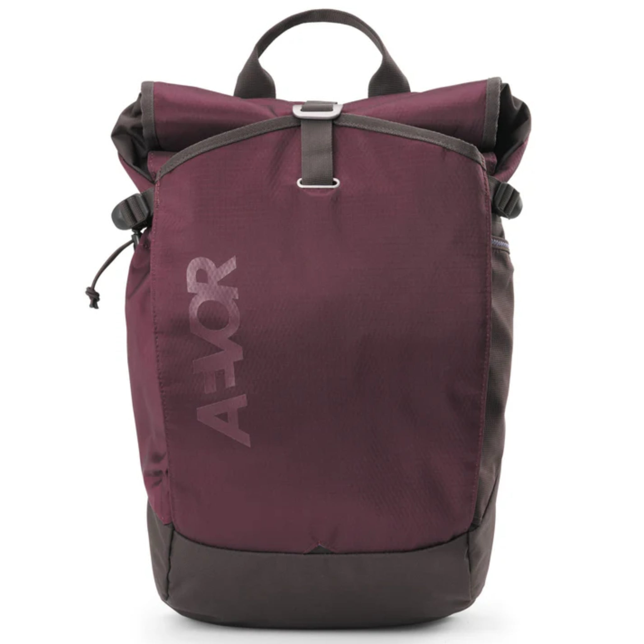 Ein kastanienbrauner und dunkelgrauer Rolltop-Rucksack mit einem Griff an der Oberseite, verstellbaren Seitenriemen und dem Wort "AMOR", das in hellgrauer Schrift diagonal auf die Vorderseite gedruckt ist.