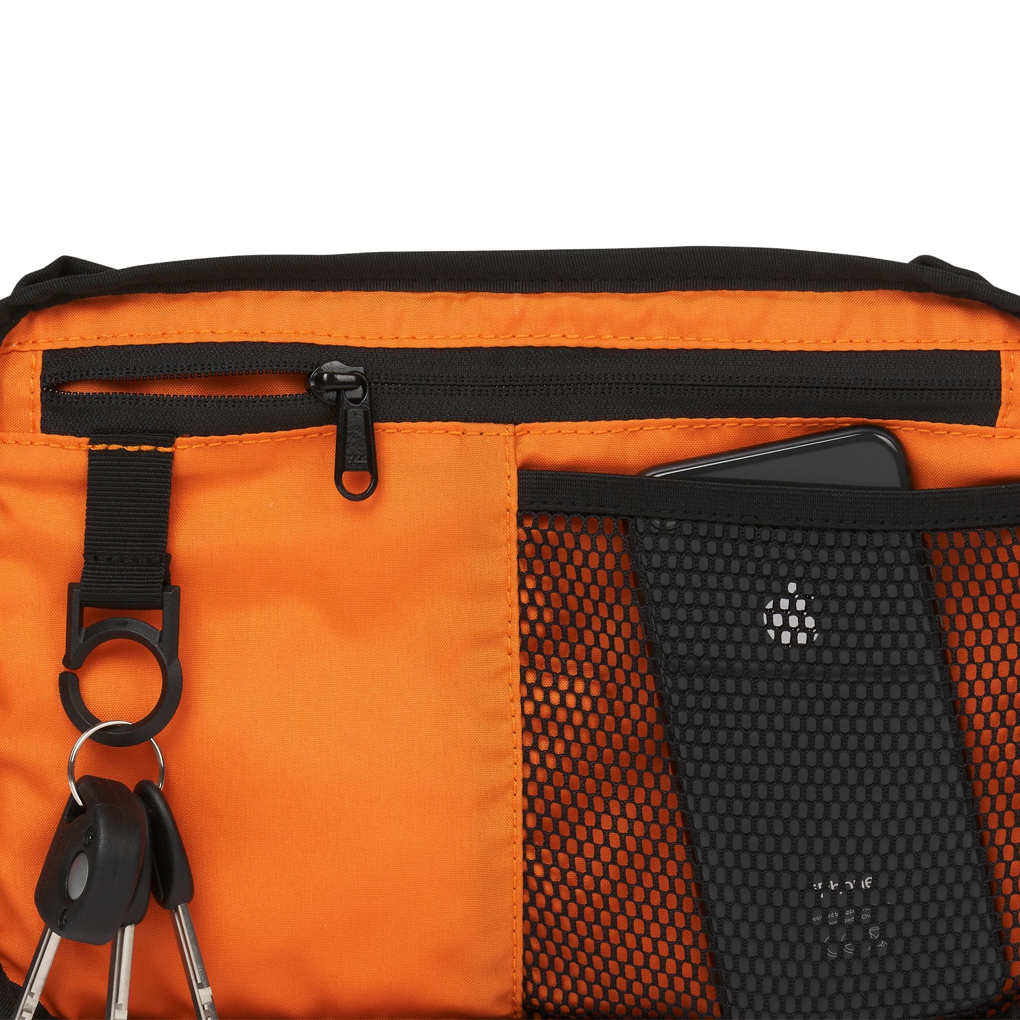 Orange Tasche mit Netzfächern, Reißverschluss, Schlüsseln und einem Smartphone in einer Seitentasche.