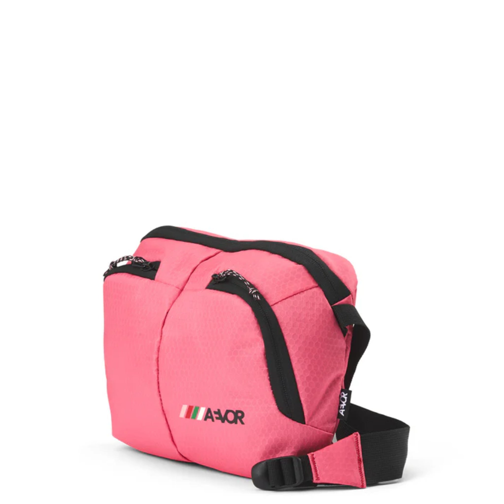 Eine kleine, leuchtend pinke Umhängetasche mit schwarzen Reißverschlüssen und einem verstellbaren schwarzen Riemen. Auf der Vorderseite der Tasche befindet sich ein mehrfarbiges Logo und der Markenname AXOR in schwarzen Buchstaben.