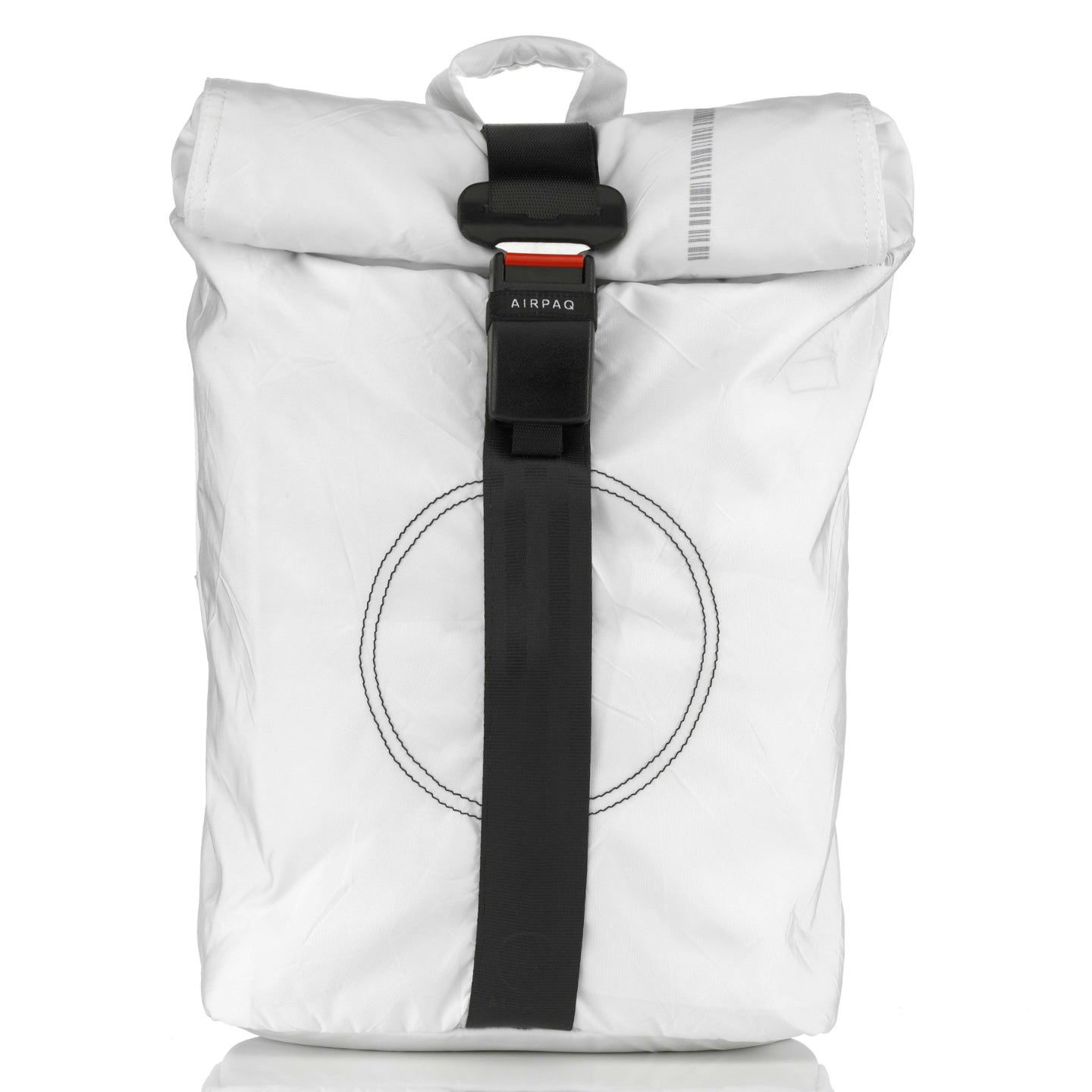 Weißer Rucksack mit schwarzem Gurt und Verschluss, minimalistischem Design und dezenten Kreismustern.