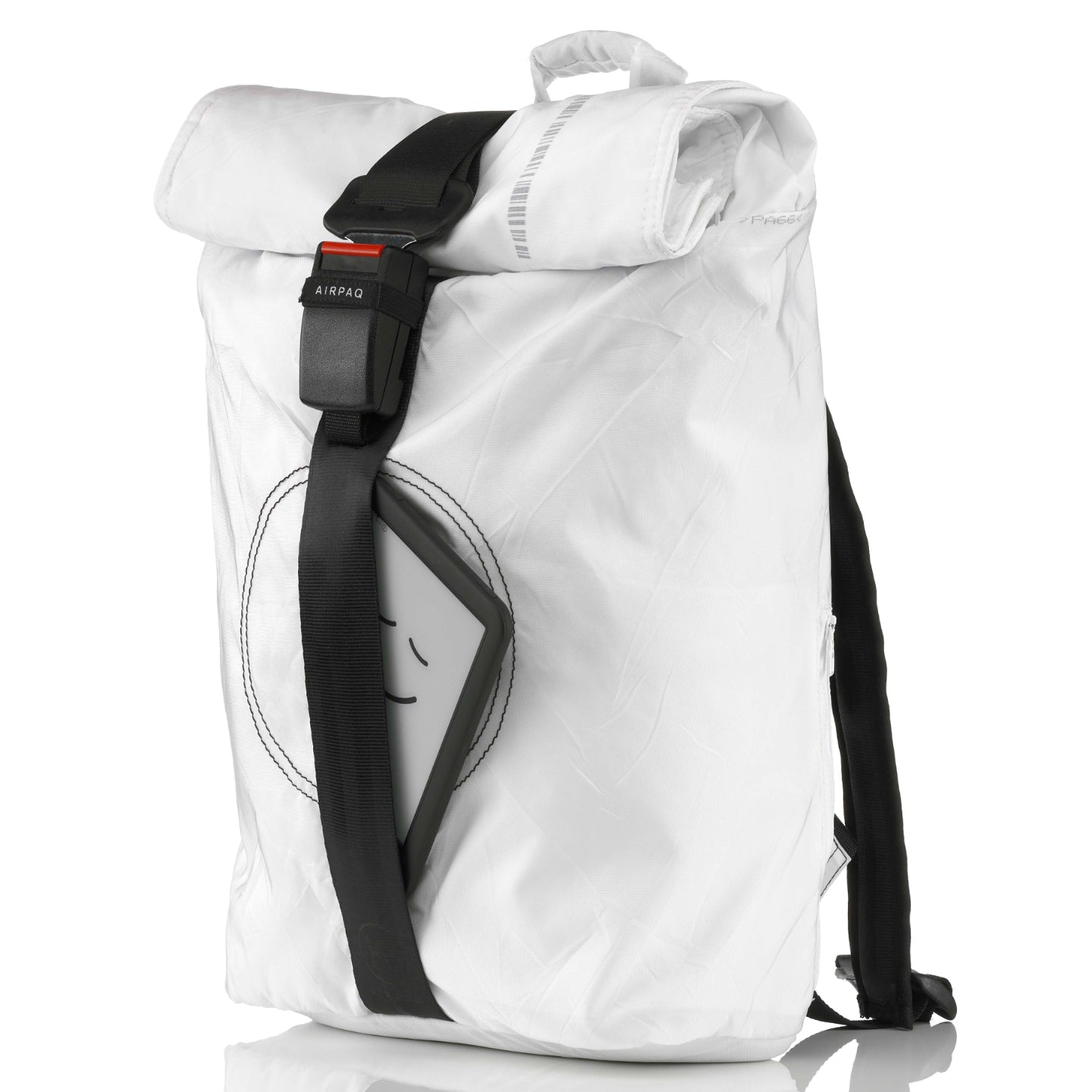 Weißer Rucksack mit Rolltop-Verschluss und schwarzem Gurt, ein E-Reader mit lächelndem Gesicht steckt in der Tasche.