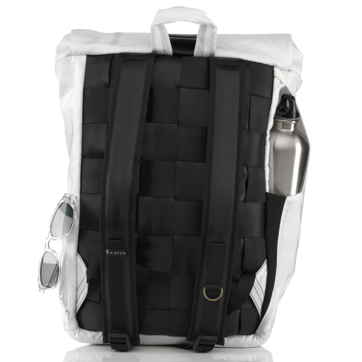 Ein weißer Rucksack mit schwarzen Trägern, Sonnenbrille an der Seite und einer Wasserflasche in der Seitentasche.