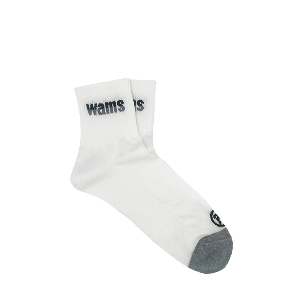 Ein Paar weiße Socken mit grauer Zehenpartie und schwarzem Schriftzug "wams" am Bündchen.
