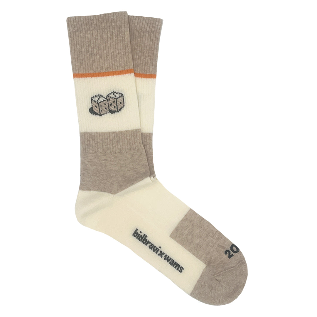 Beige und cremefarbene Socken mit Würfelmotiv und orangenem Streifen, Text an der Sohle.
