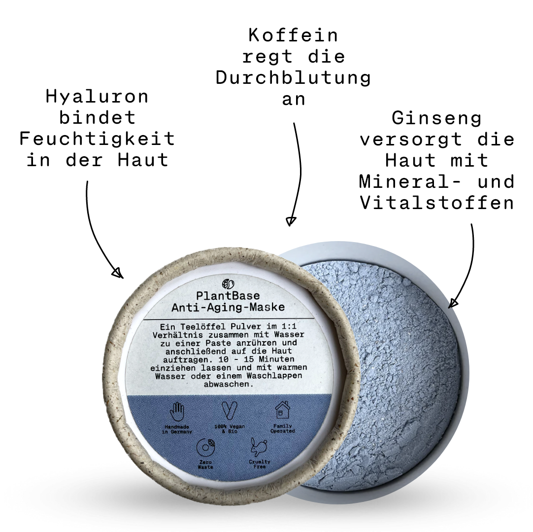 Ein runder Behälter mit PlantBase Anti-Aging-Maskenpulver ist geöffnet und zeigt hellblaues Pulver im Inneren. Das Etikett enthält Anweisungen und Symbole für natürliche, vegane, grausamfreie und umweltfreundliche Eigenschaften.