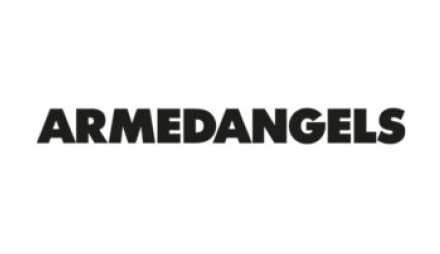 Schwarzes Logo mit dem Wort "ARMEDANGELS" in fetter Schrift auf weißem Hintergrund.