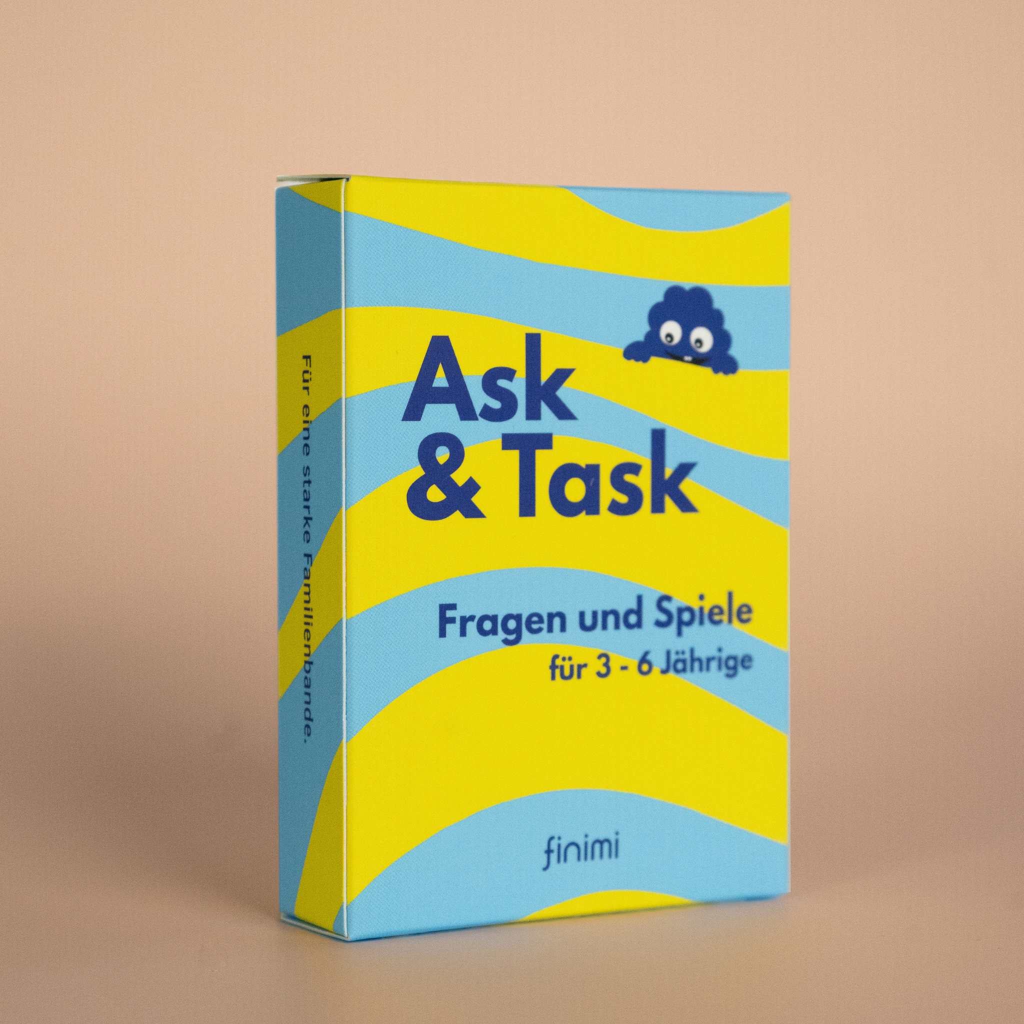 Eine farbenfrohe Spielschachtel mit der Aufschrift Ask & Task und gewellten blauen und gelben Streifen. Der Text ist auf Deutsch und zeigt an, dass sie Fragen und Spiele für Kinder von 3 bis 6 Jahren enthält. Das finimi-Logo befindet sich am unteren Rand.