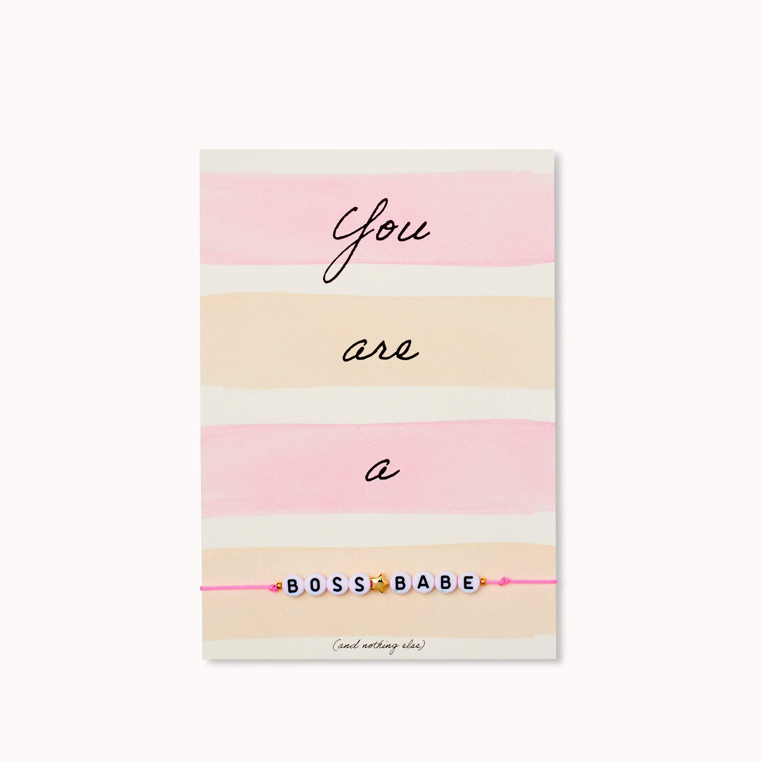 Karte mit rosafarbenen Streifen und der Botschaft "You are a boss babe", mit Buchstaben auf einem rosa Armband.