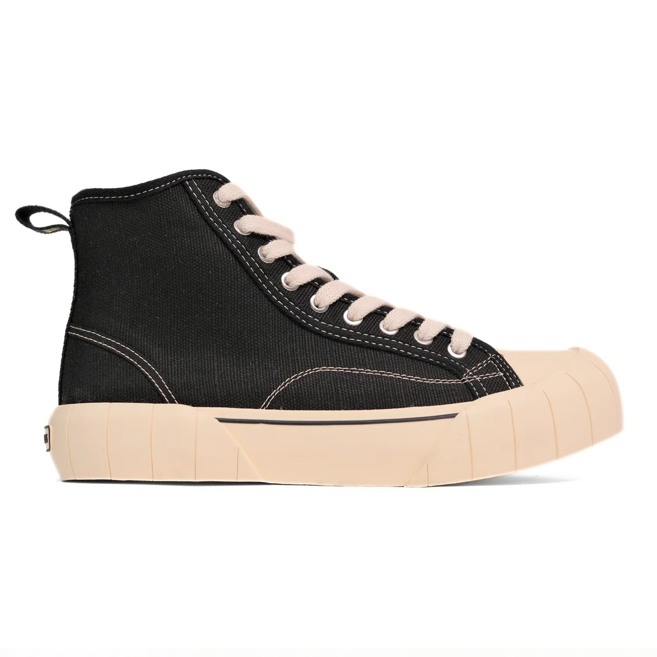 Schwarzer High-Top-Sneaker mit cremefarbenen Schnürsenkeln und dicker beiger Gummisohle.