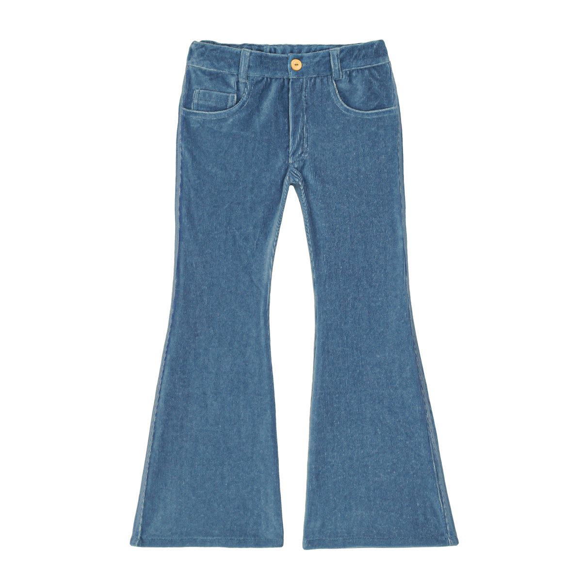 Ein Paar Jeans aus blauem Denim mit Glockenboden, Knopf- und Reißverschluss, Vorder- und Gesäßtaschen und ausgestelltem Bein auf weißem Hintergrund.