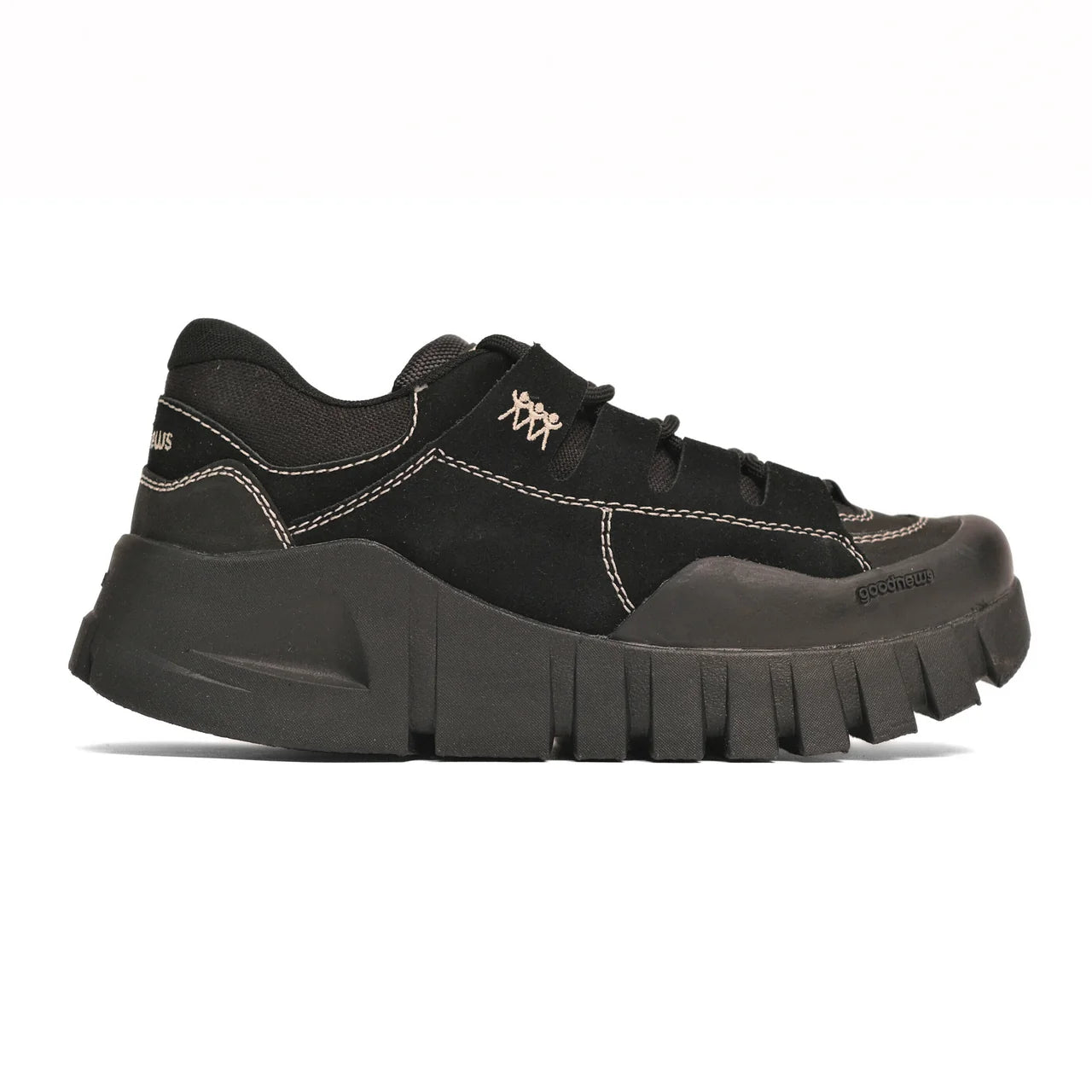 Schwarzer Sneaker mit dicker profilierter Sohle und weißen Ziernähten, seitlich fotografiert.