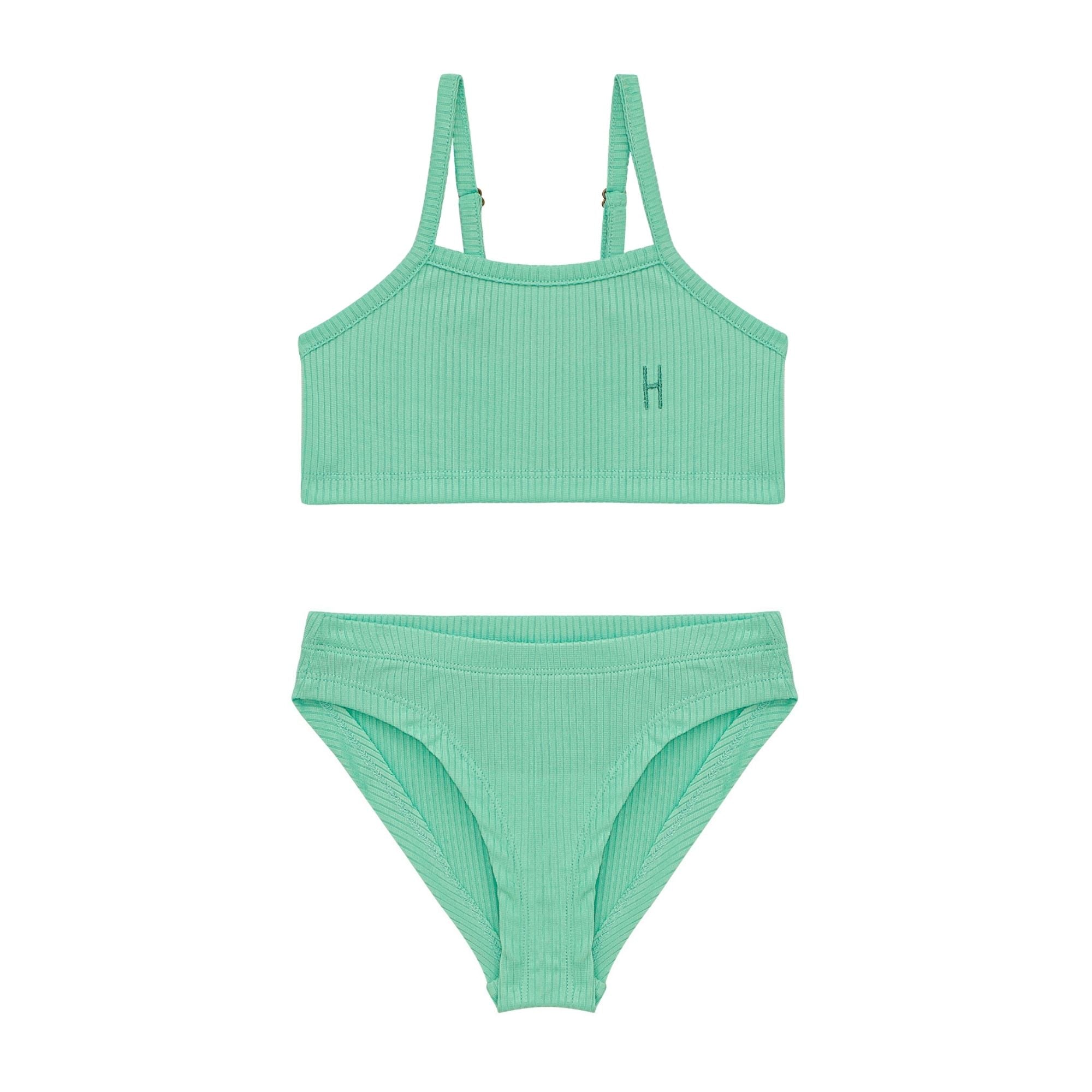 Ein mintgrünes, geripptes Bikini-Set mit einem taillierten Oberteil im Tank-Stil mit dünnen Trägern und einem dezenten Logo auf der linken Seite. Das passende Unterteil ist klassisch geschnitten. Beide Teile liegen flach auf einem weißen Hintergrund.