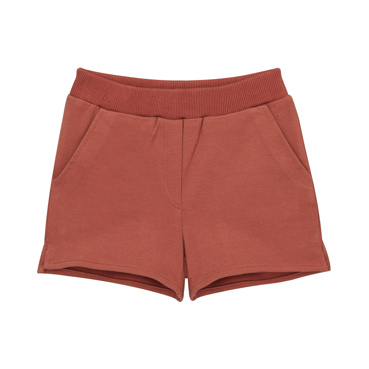 Rotbraune Baumwollshorts mit elastischem Bund und zwei Vordertaschen auf weißem Grund.