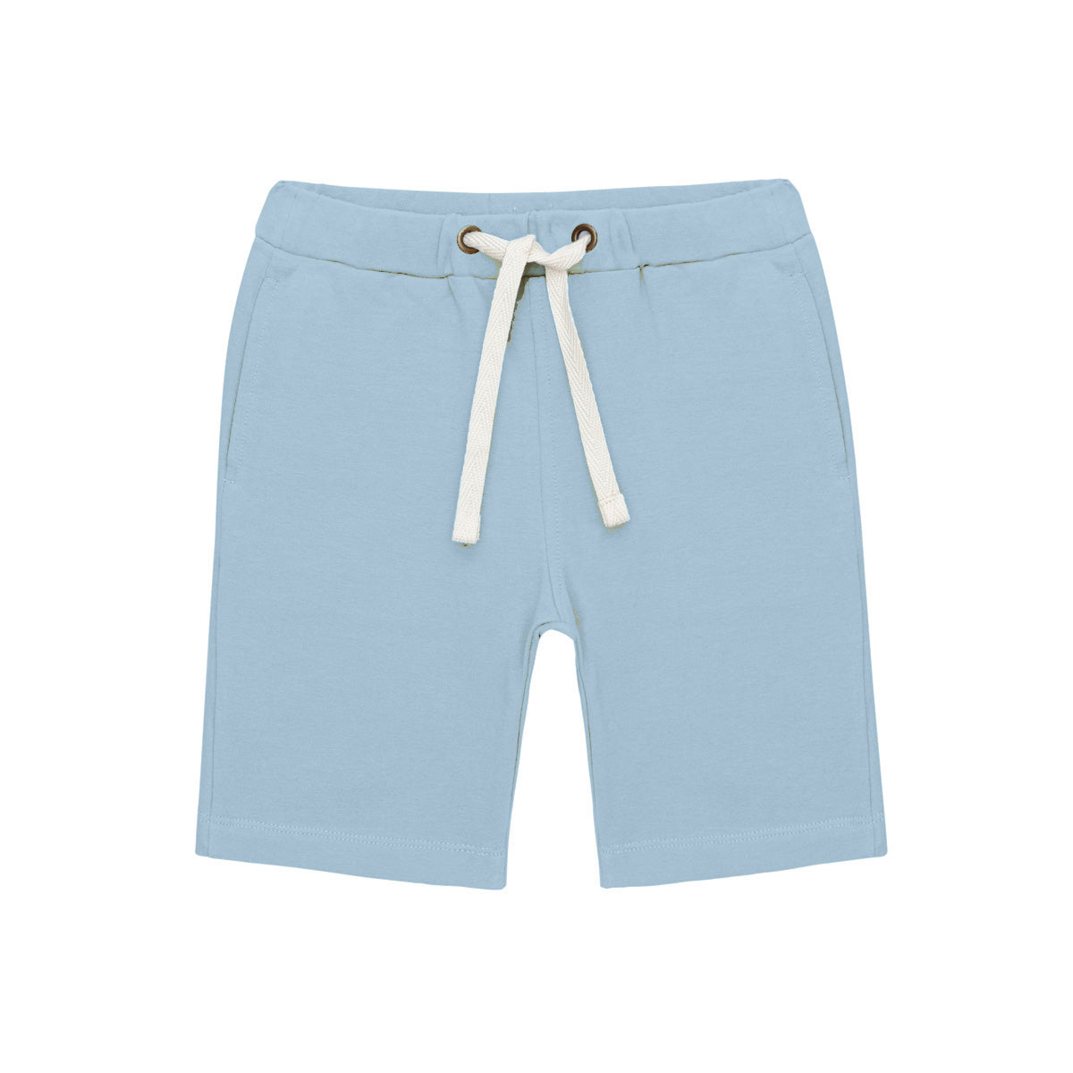 Hellblaue Shorts mit elastischem Bund, beigem Kordelzug und Seitentaschen, flach auf weißem Hintergrund.