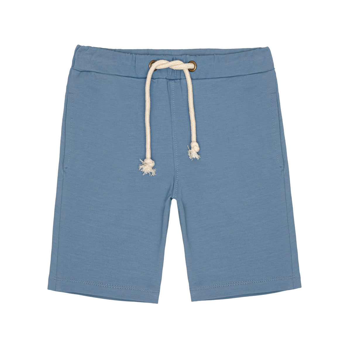 Hellblaue knielange Shorts mit elastischem Bund, weißem Kordelzug und Seitentaschen. Die Shorts liegen flach auf einem weißen Hintergrund.