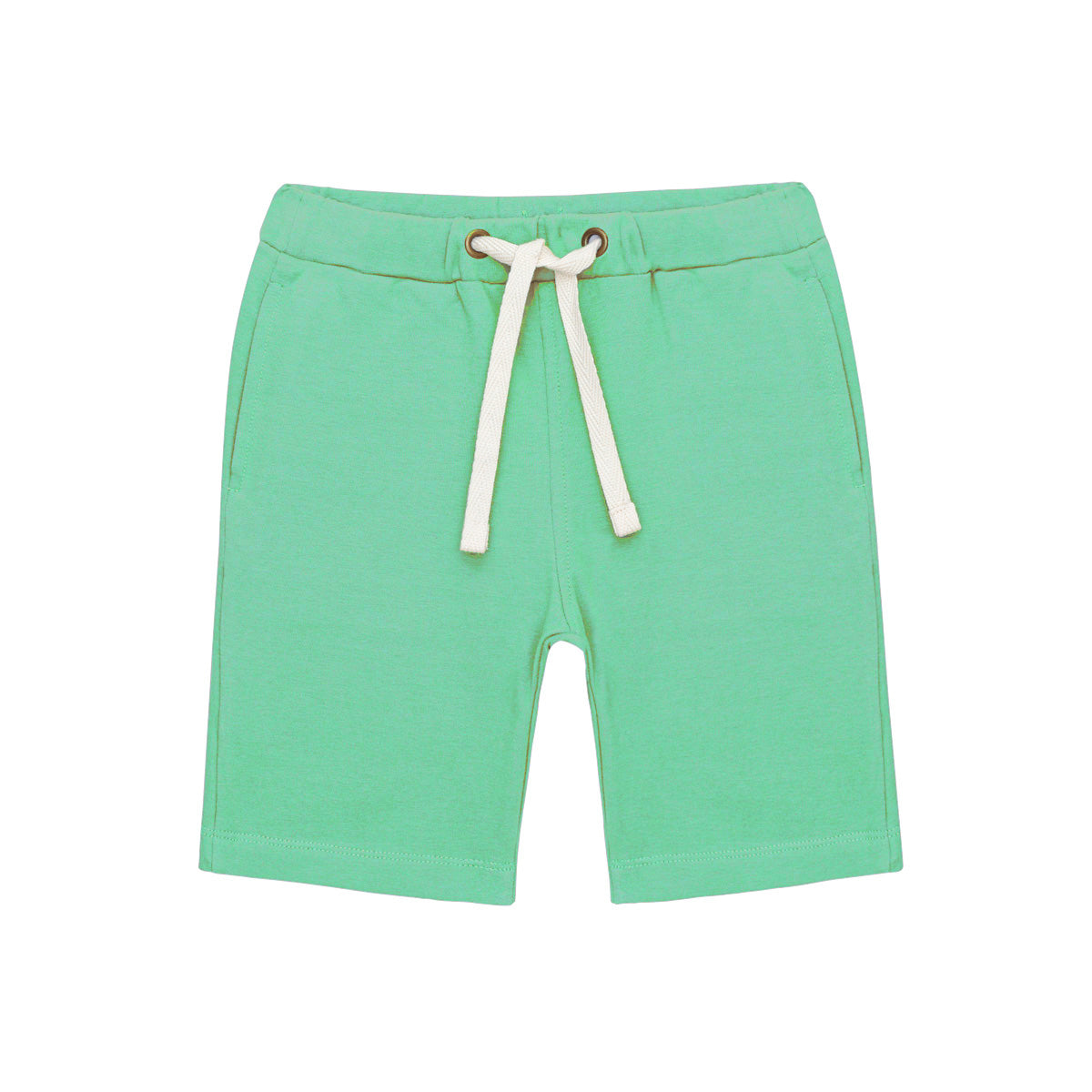 Hellgrüne Shorts mit elastischem Bund, cremefarbenem Kordelzug und zwei Seitentaschen auf weißem Hintergrund.